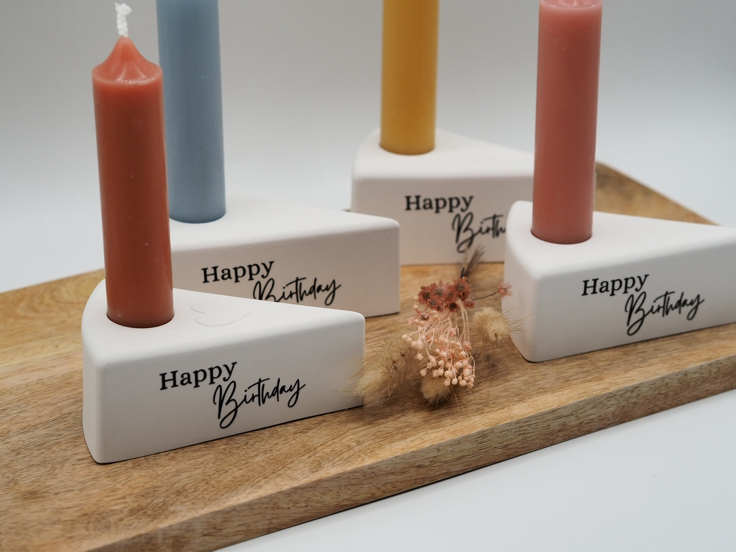 Tortenstück "Happy Birthday" mit Kerze