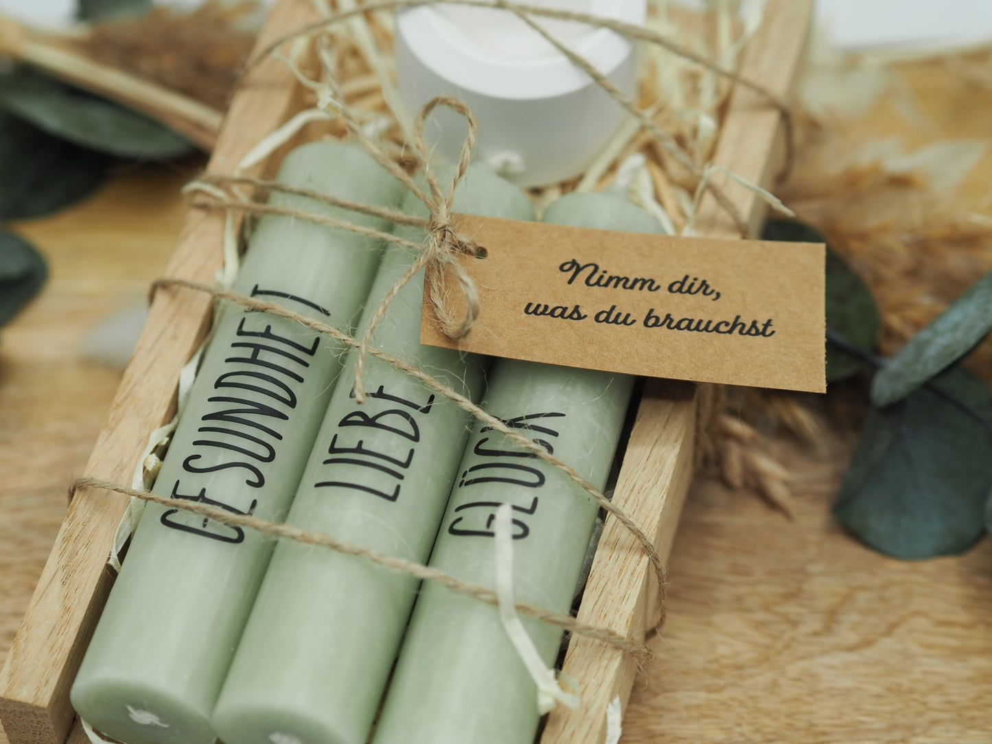 Geschenkset “Nimm dir, was du brauchst“ mit drei salbeifarbenen Stabkerzenglas beplottert mit „Gesundheit“, „Liebe“ und „Glück“