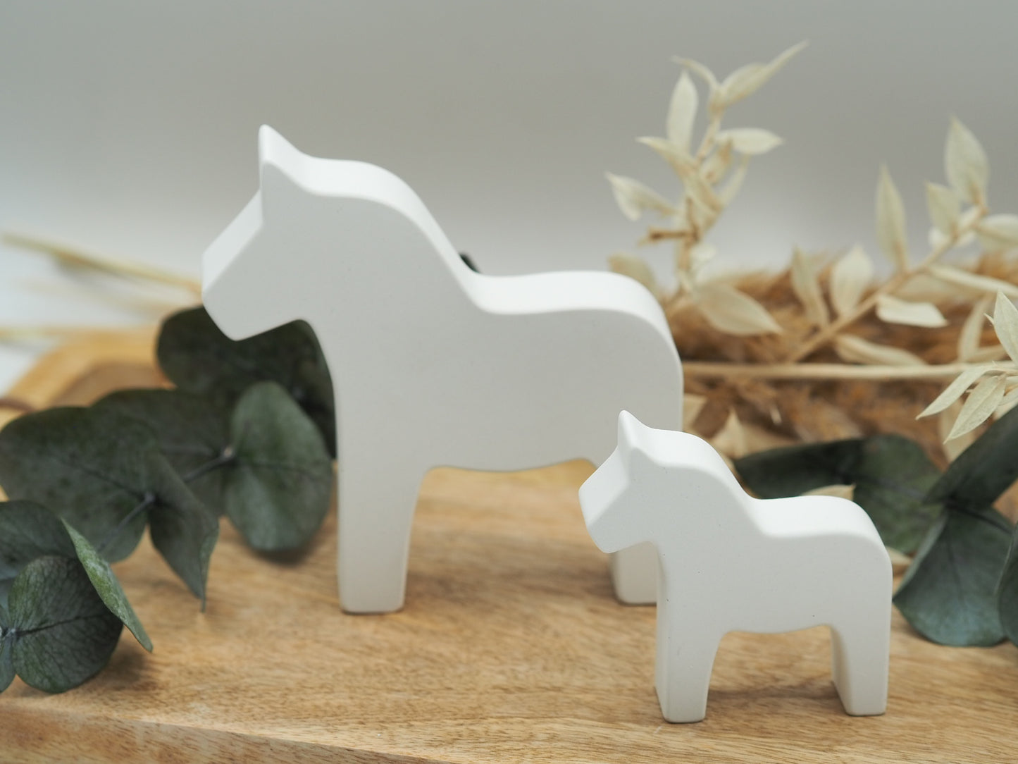 Ein großes und kleines handgemachtes/handmade Dalapferd in weiss aus Raysin als Set