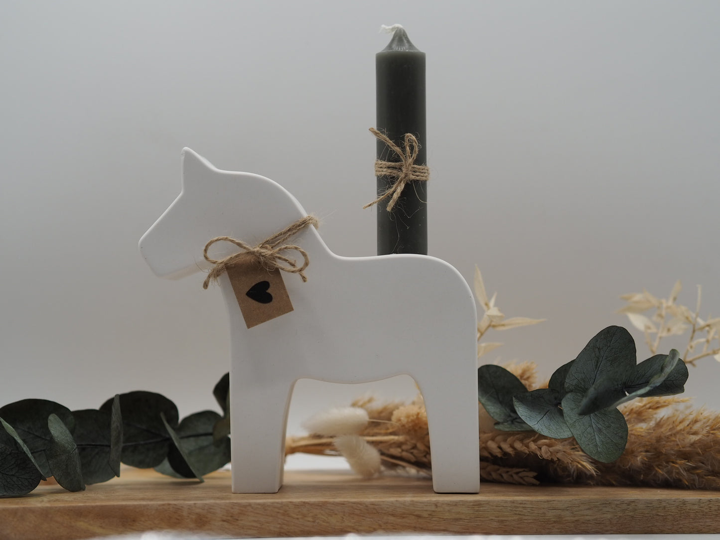 Massiver handgemachter/handmade Dalapferd Kerzenhalter in weiß aus Raysin