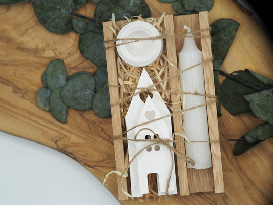 Handgemachtes/handmade Geschenkset „Häuserliebe“. Zwei weiße Häuser aus Raysin mit einem weißen Kerzenhalter aus Raysin inklusive Stabkerze