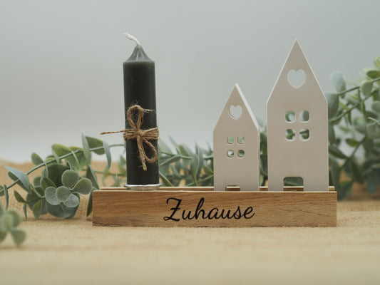 Handgemachte/handmade Holzleiste mit Aufdruck „Zuhause“. Zwei weiße Häuser aus Raysin inklusive Stabkerze in Naturton.
