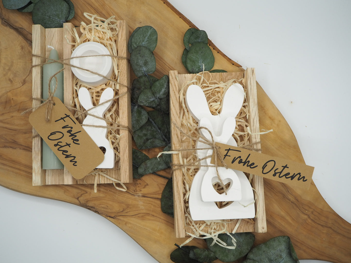 Handgemachtes/handmade Geschenkset „Ostern“ in zwei Varianten. Eins mit Kerze und einem Hasen in weiss aus Raysin. Ein weiteres mit zwei Hasen (groß und klein) in weiss aus Raysin.