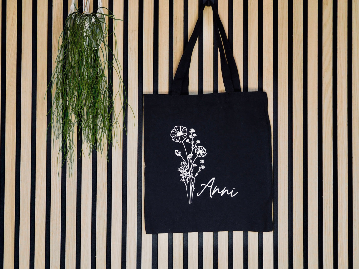 Stoffbeutel in schwarz mit Flower/Blumen-Motiv personalisiert