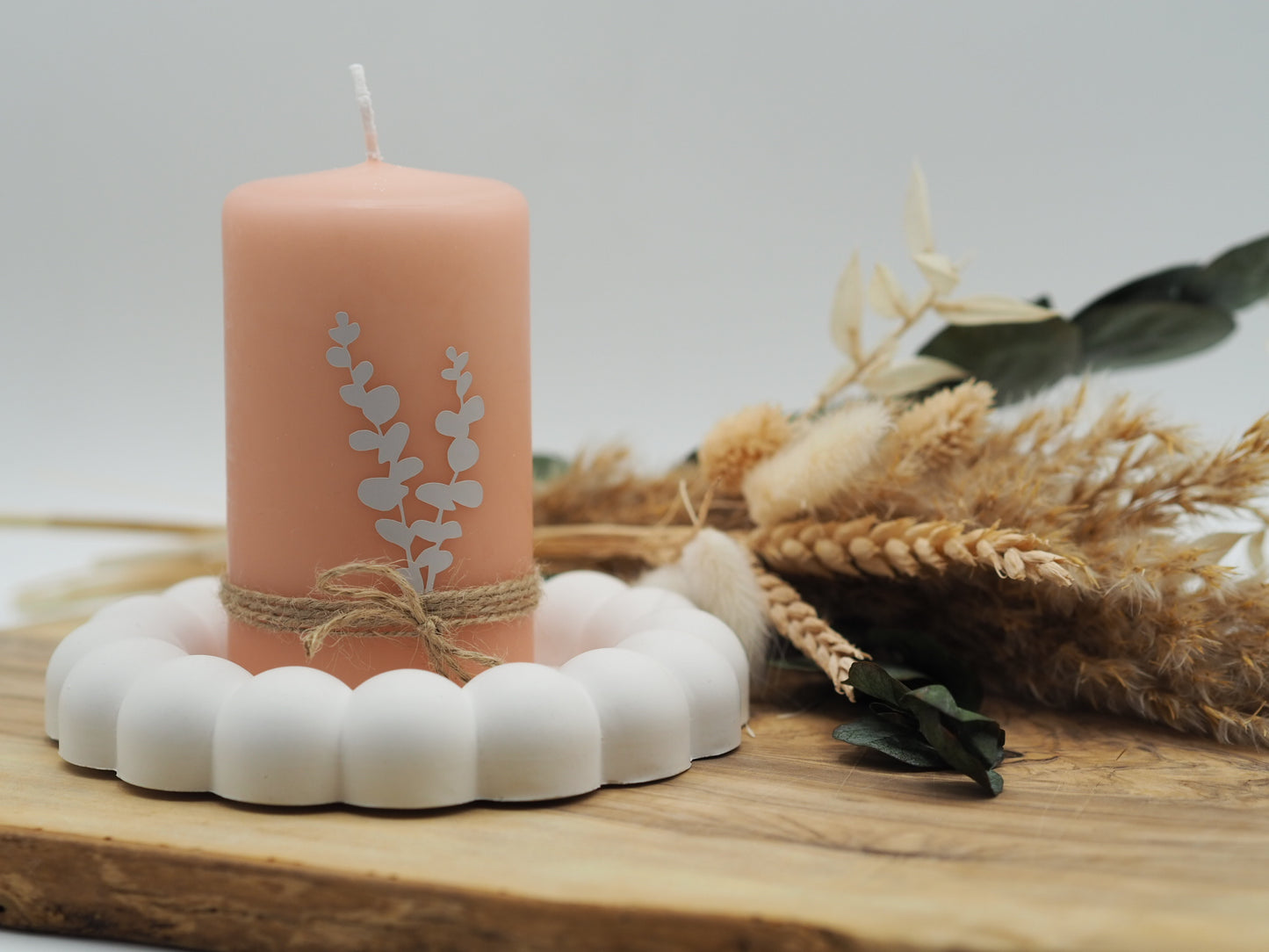 Handgemachter/handmade Kerzenteller in weiß mit Big Bubble Rand aus Raysin inklusive Stumpenkerze in Farbe Peach