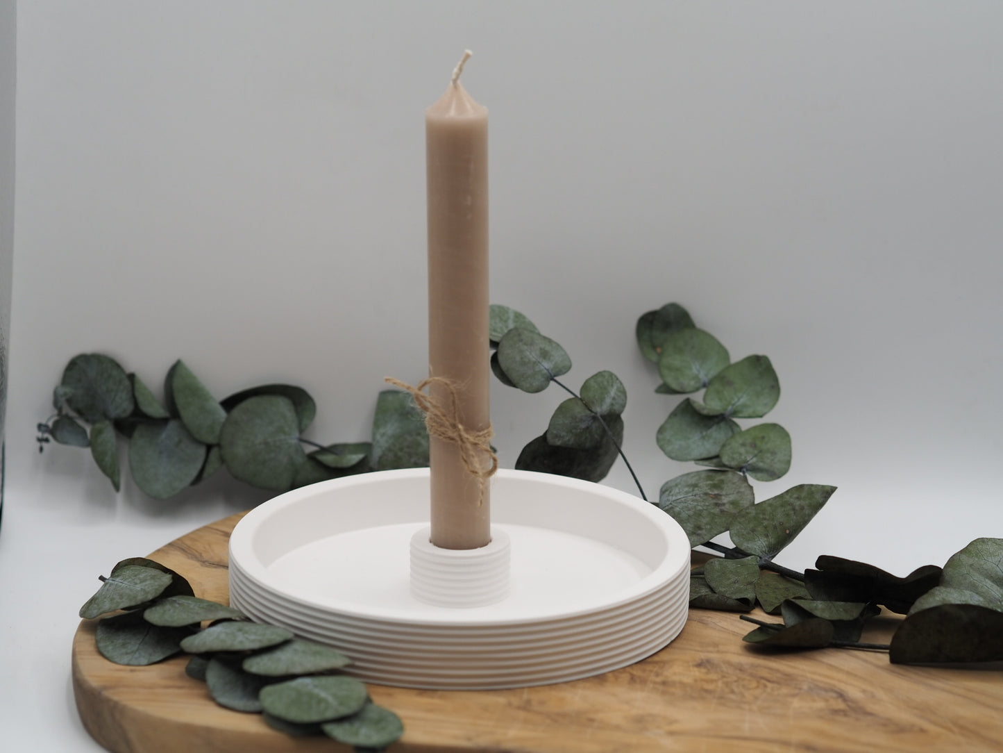 Großer handgemachter/handmade Kerzenteller mit geriffelter Optik in weiß aus Raysin inklusive Stabkerze.
