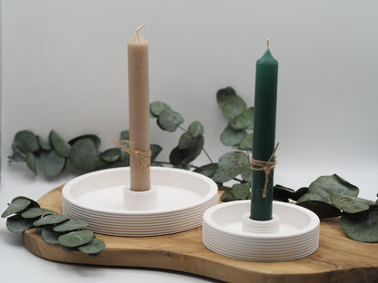 Kleiner und großer handgemachter/handmade Kerzenteller mit geriffelter Optik in weiß aus Raysin inklusive Stabkerze als Set
