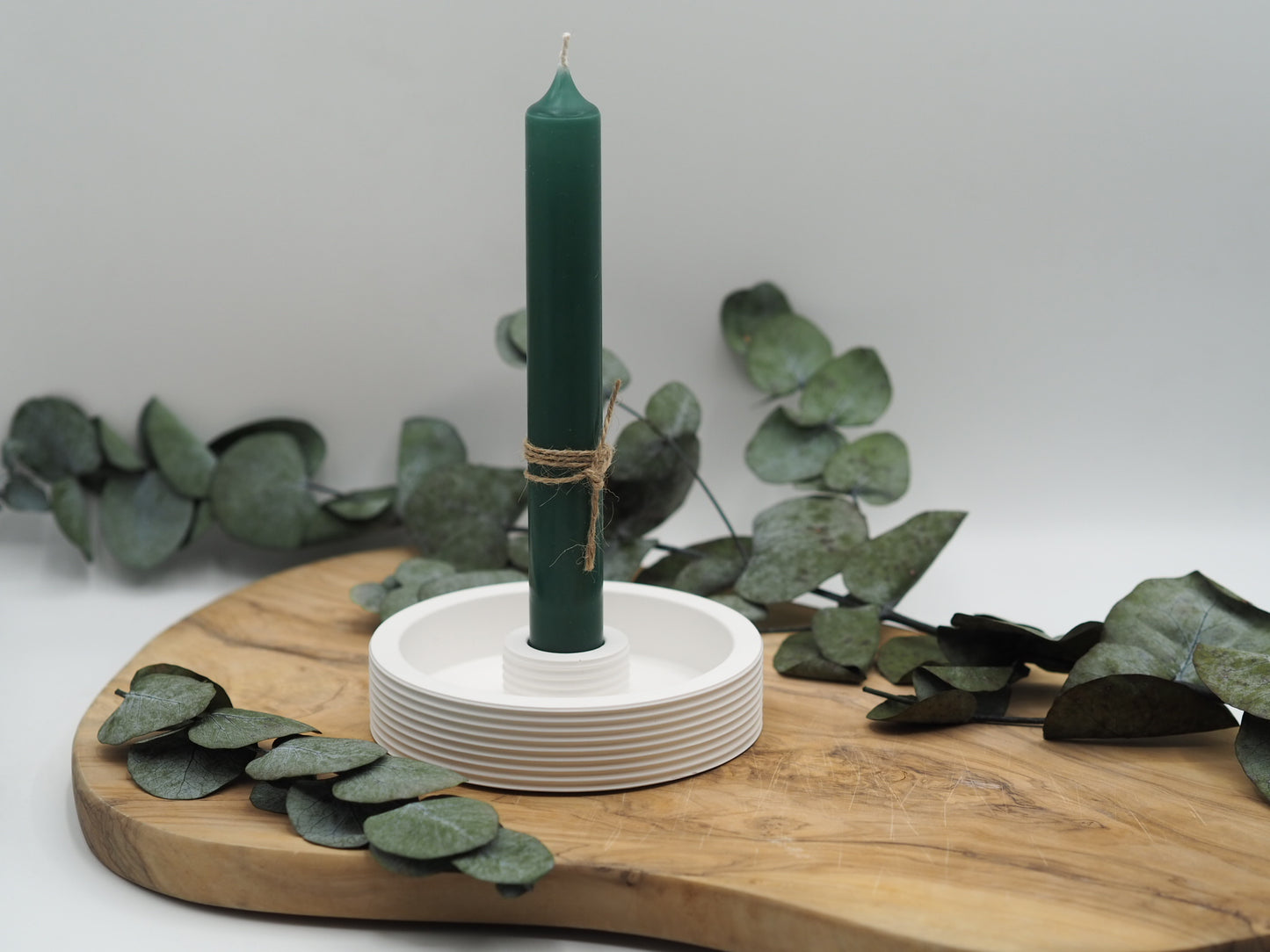 Kleiner handgemachter/handmade Kerzenteller mit geriffelter Optik in weiß aus Raysin inklusive Stabkerze.