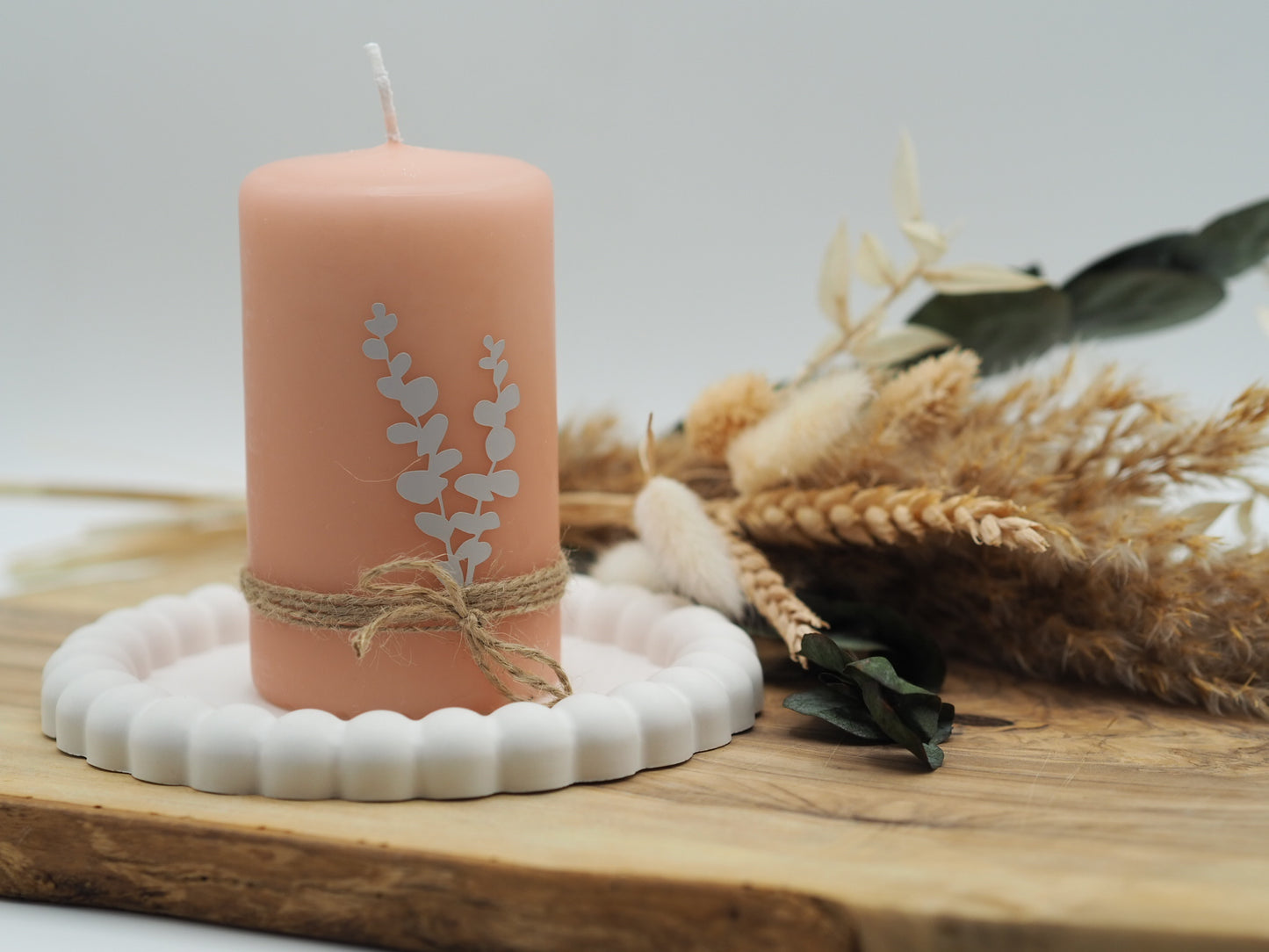 Handgemachter/handmade Kerzenteller in weiß mit Small Bubble Rand aus Raysin inklusive Stumpenkerze in Farbe Peach