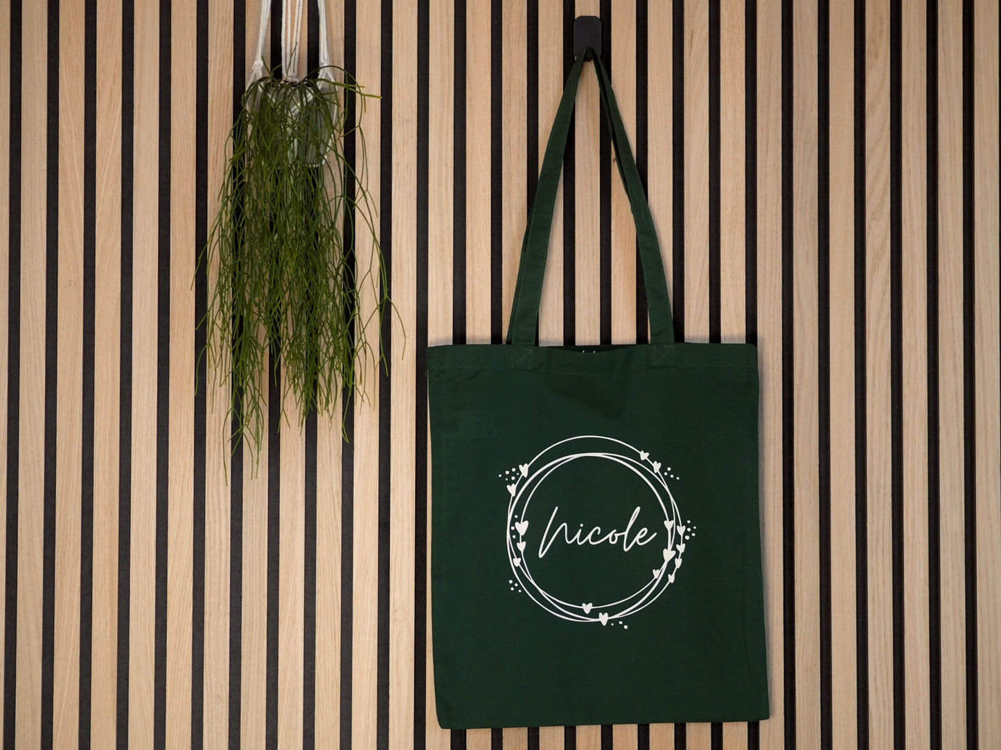 Stoffbeutel in Farbe Grün und Herzkranz-Motiv personalisiert