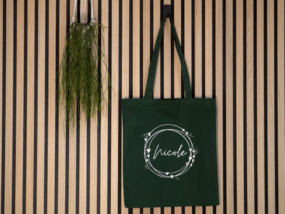 Stoffbeutel in Farbe Grün und Herzkranz-Motiv personalisiert