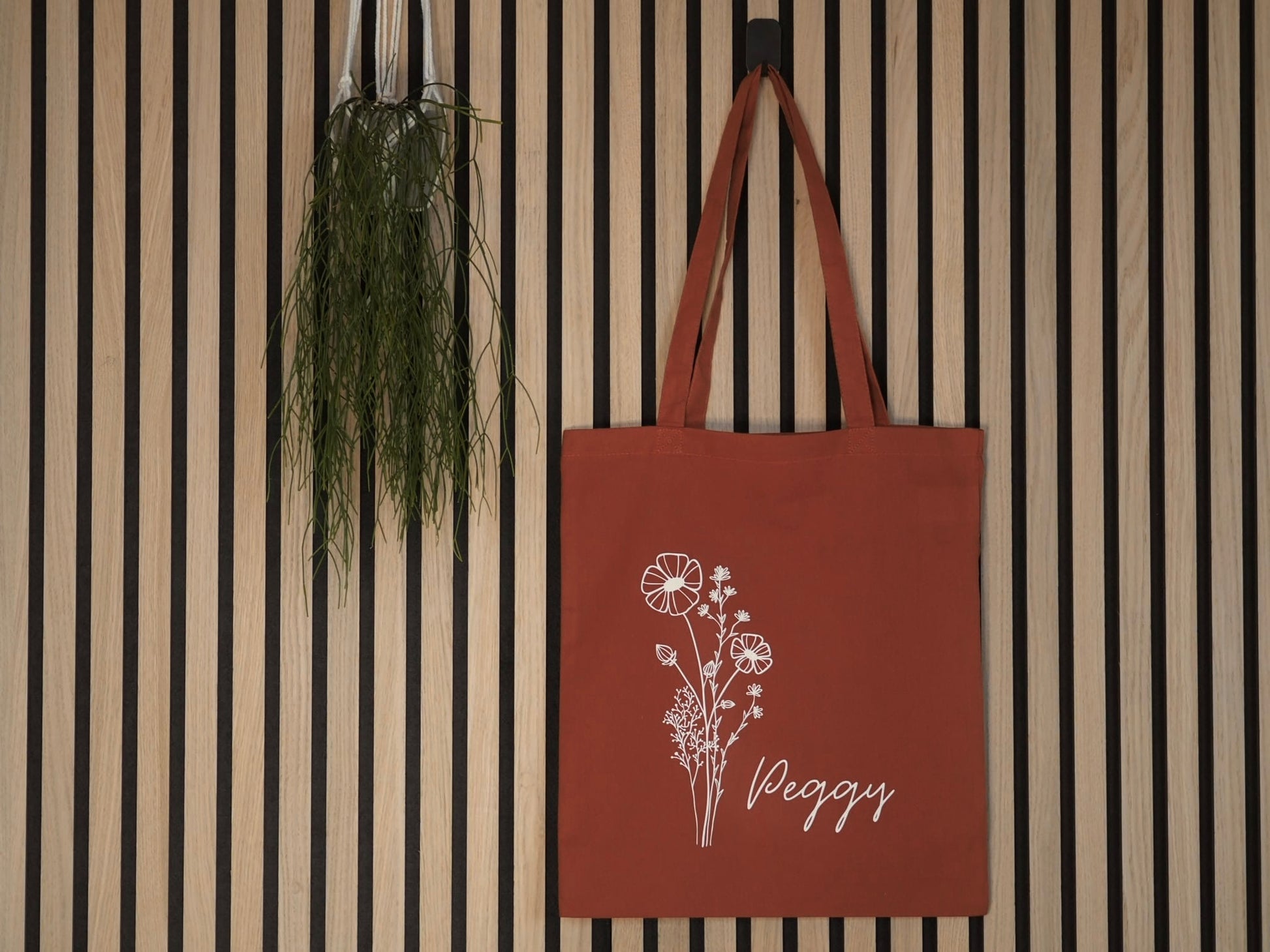Stoffbeutel in Farbe Rust und Herzkranz-Motiv personalisiert
